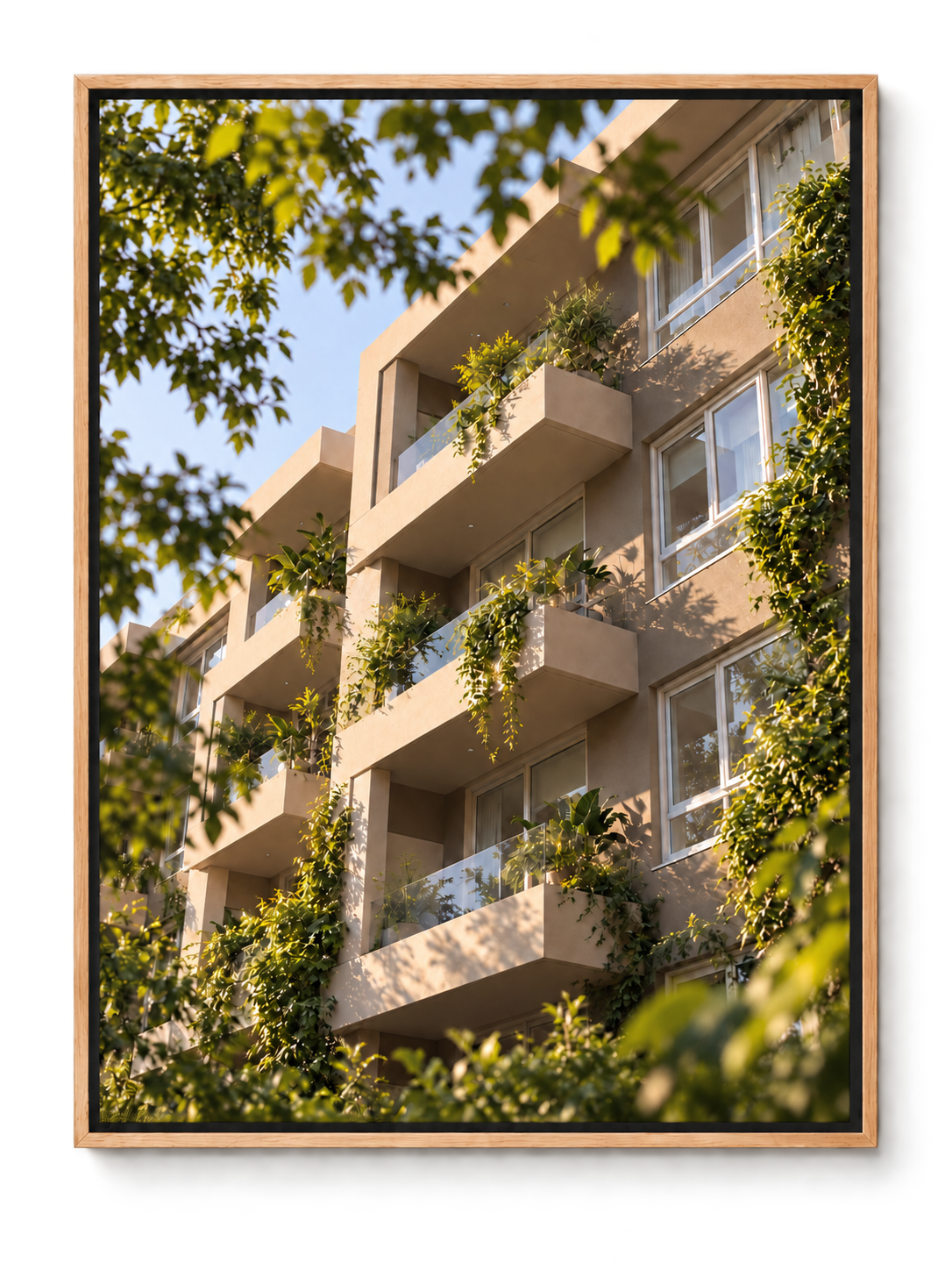 Fachada residencial con balcones y vegetación